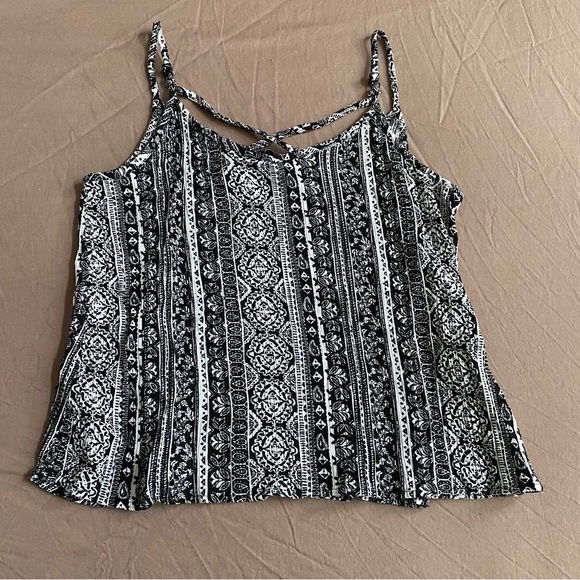 Black and white floral tank top size 10 - Picture 4 of 5